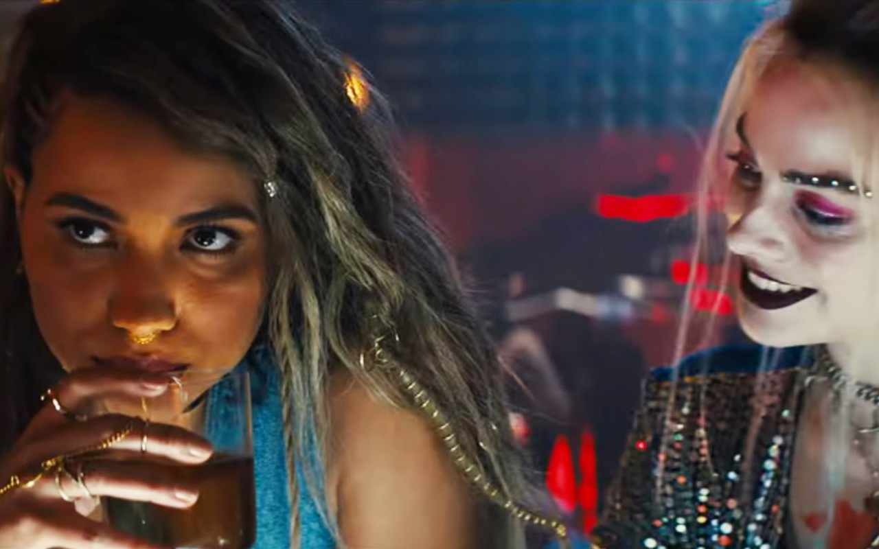 S&auml;ngerin Black Canary lernt Harley Quinn in der Bar kennen.