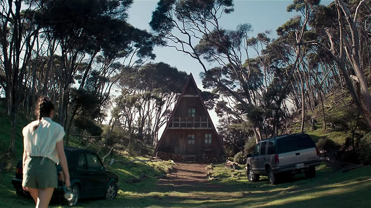 Teresa kommt zur sch&ouml;nen Waldh&uuml;tte am See.