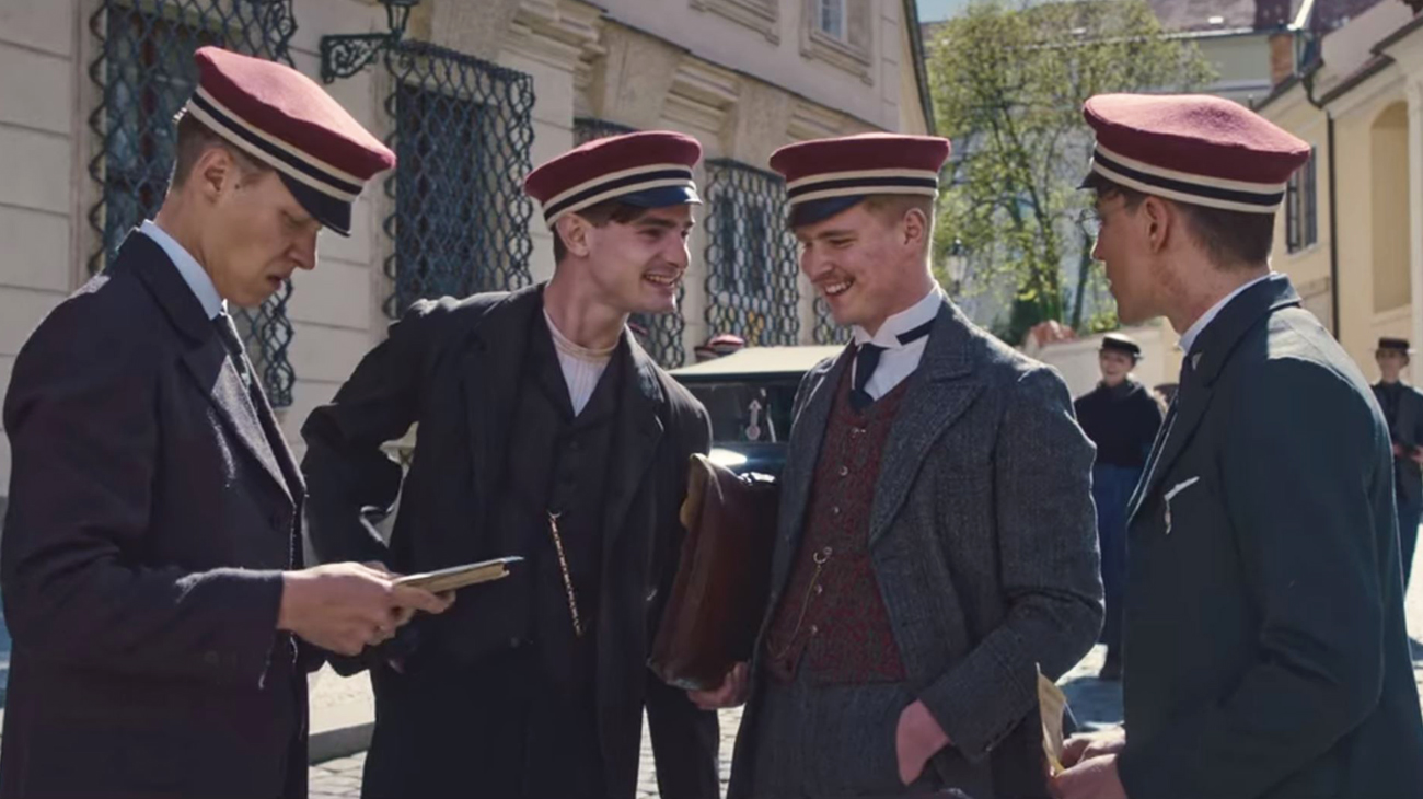 Paul B&auml;umer, Albert Kropp, Franz M&uuml;ller und Ludwig Behm schreiben sich f&uuml;r den Kriegsdienst ein.