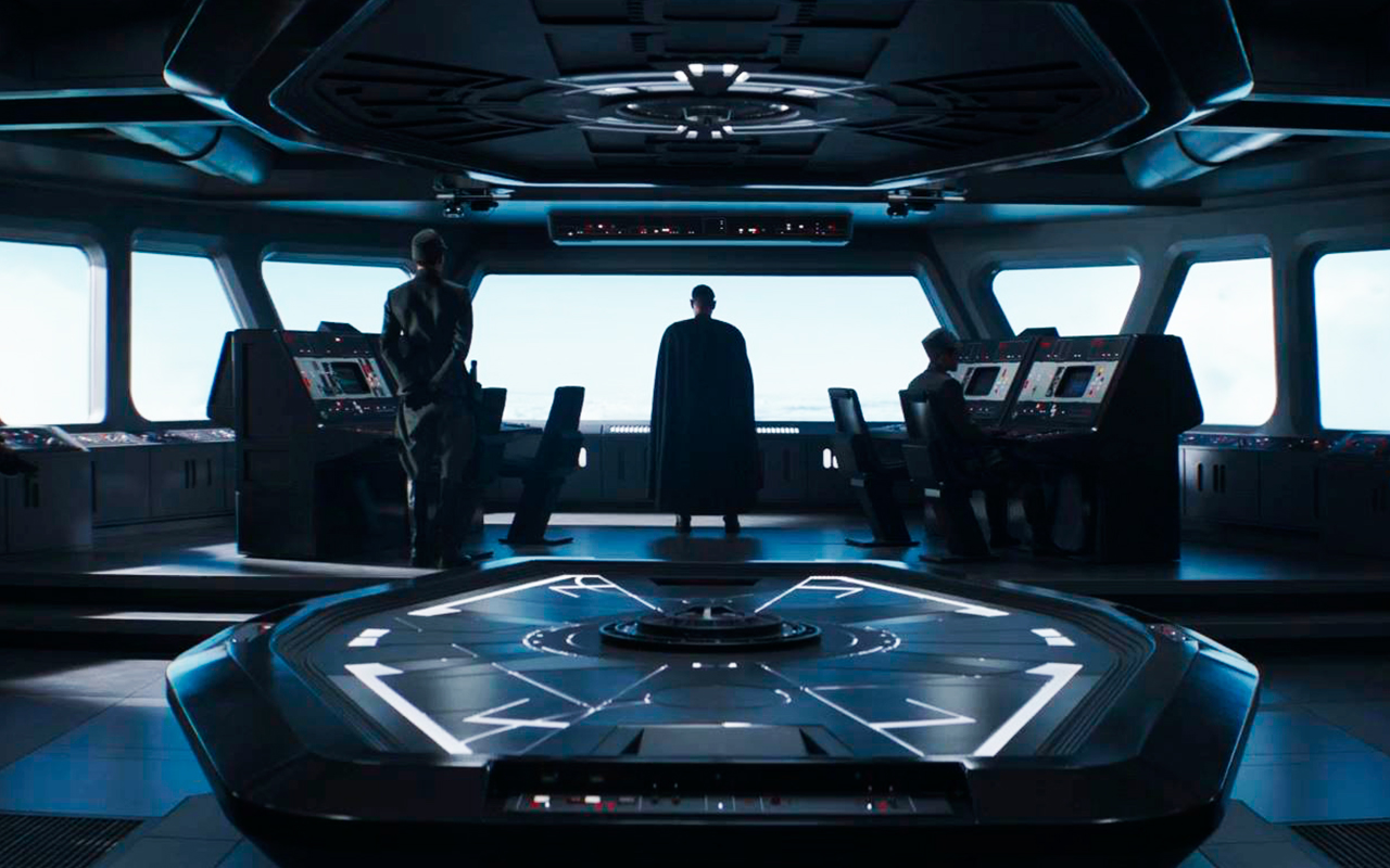 Moff Gideon auf der Br&uuml;cke des Raumkreuzers.