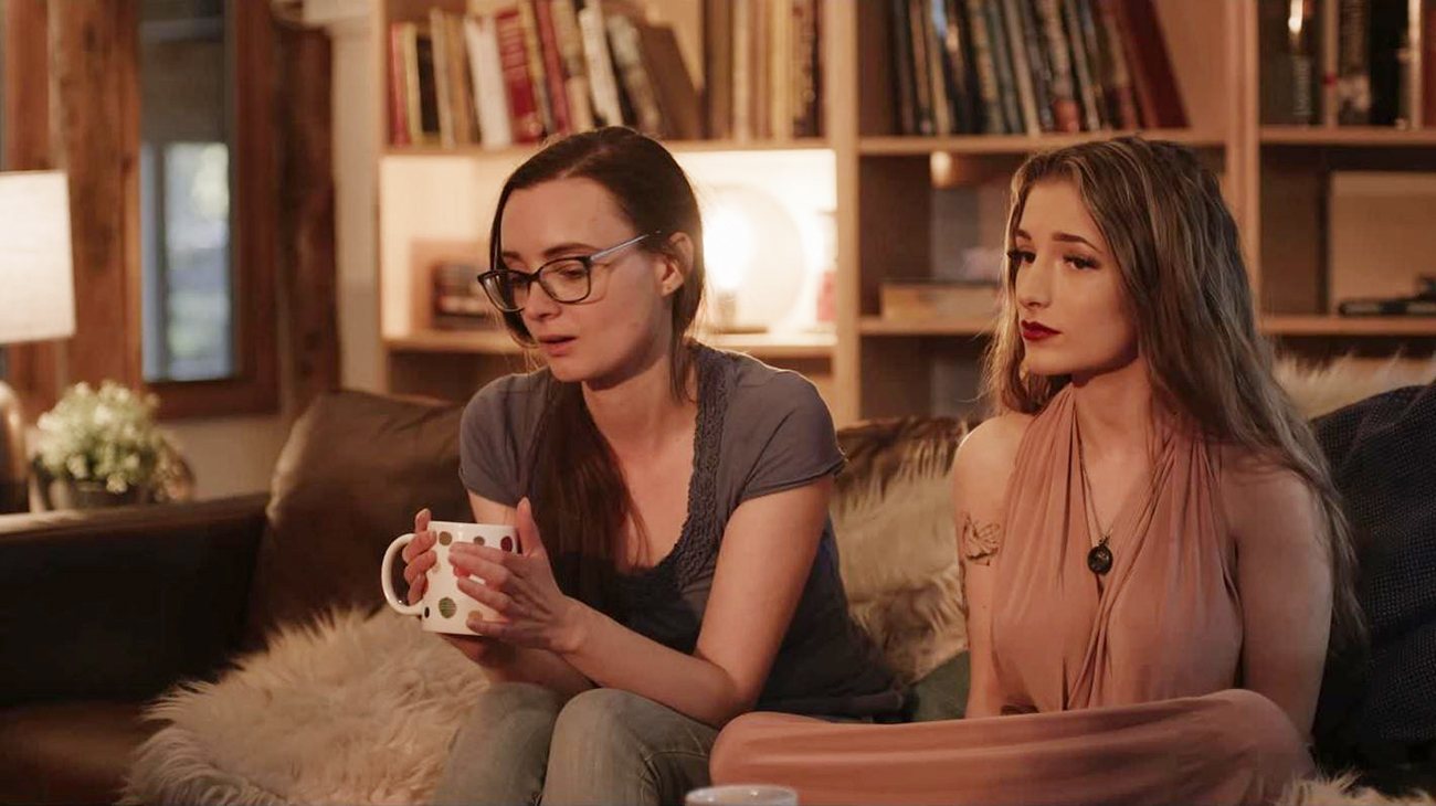 In der H&uuml;tte machen es sich Jessica, Lara und die anderen Frauen gem&uuml;tlich.