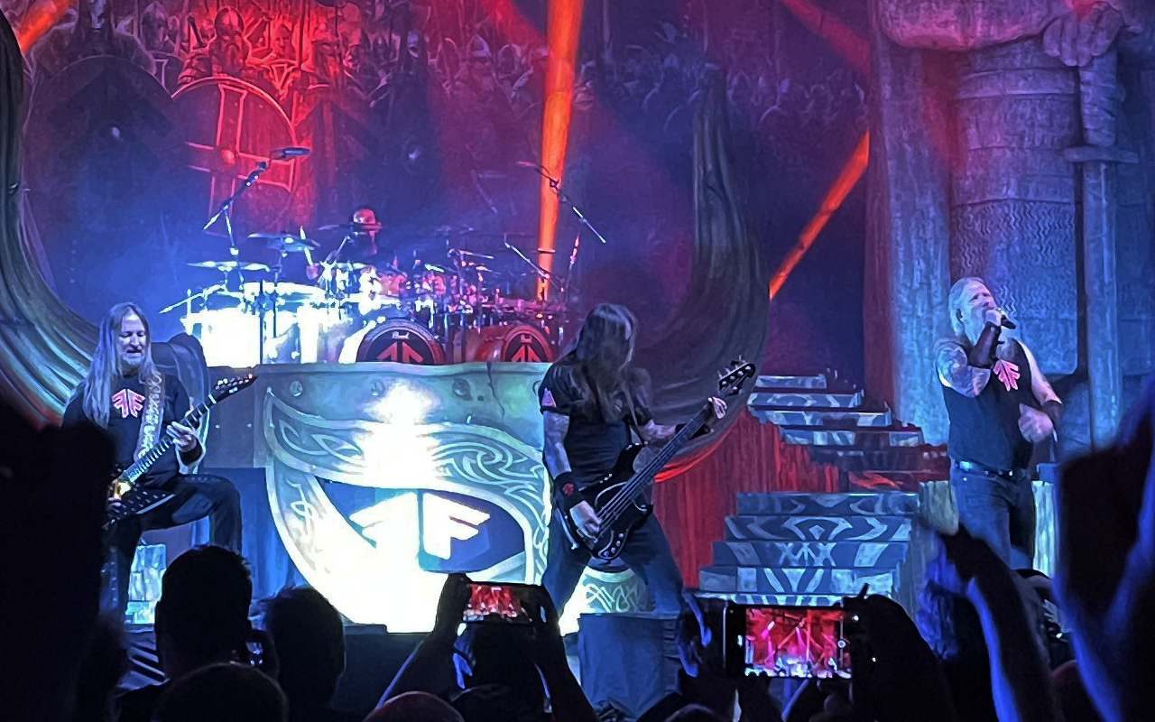 Amon Amarth nehmen ihr Publikum auf die gewohnte Reise durch die nordische Sagenwelt