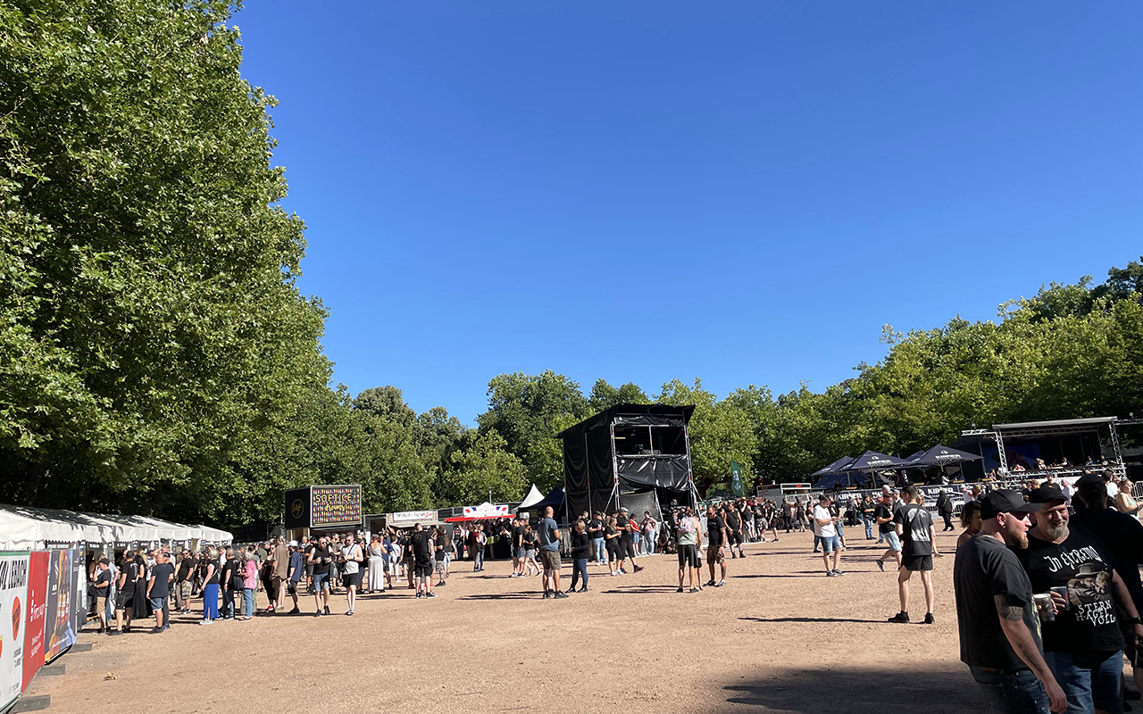 Bestes Wetter &uuml;ber dem Burgplatz in Illingen beim Burgfest im August
