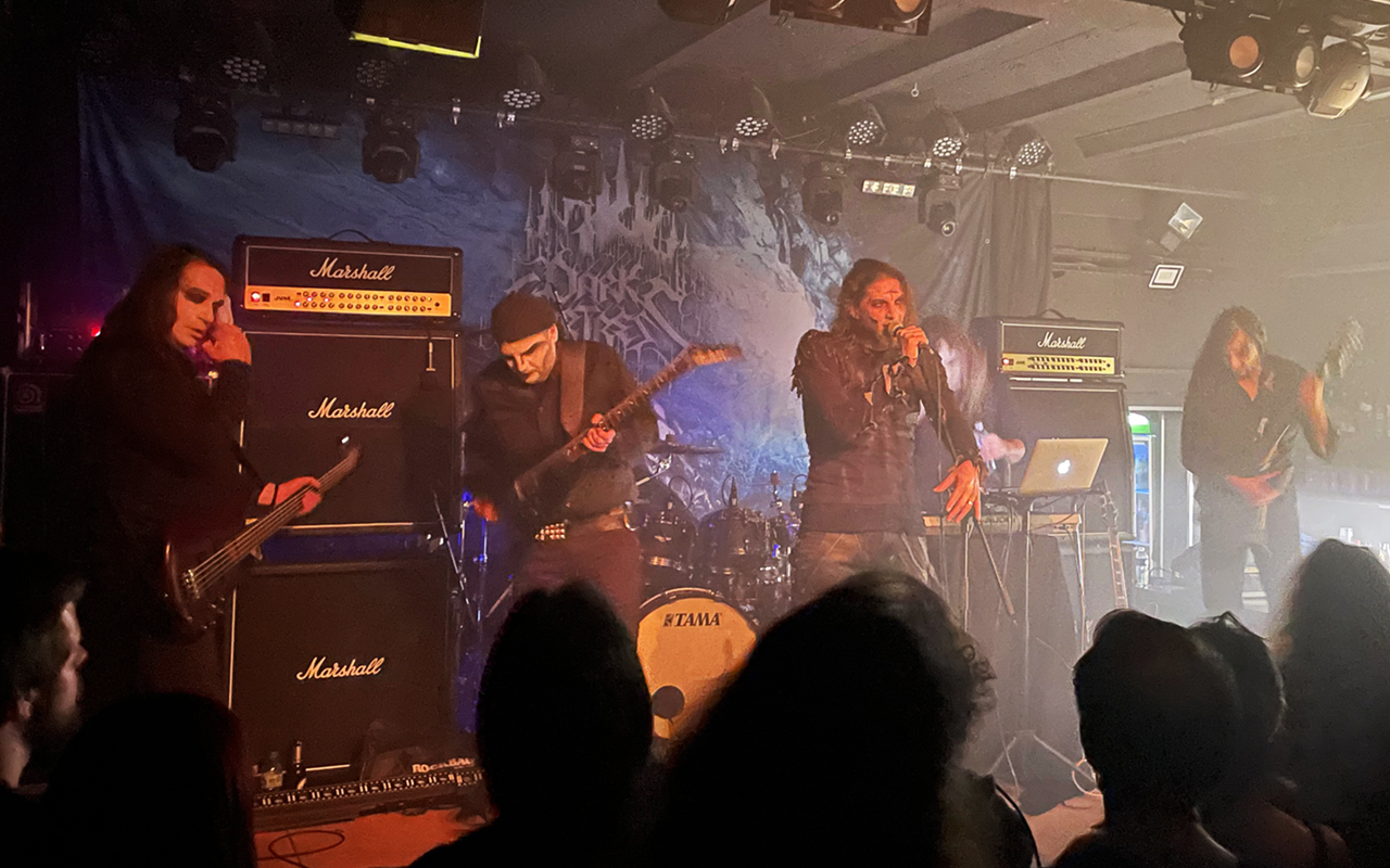 Stimmung bis unter die Decke im Kleinen Klub bei Dark Fortress