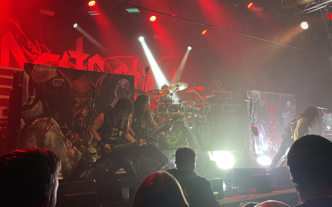 Destruction mit Gepose und ohne Kompromisse