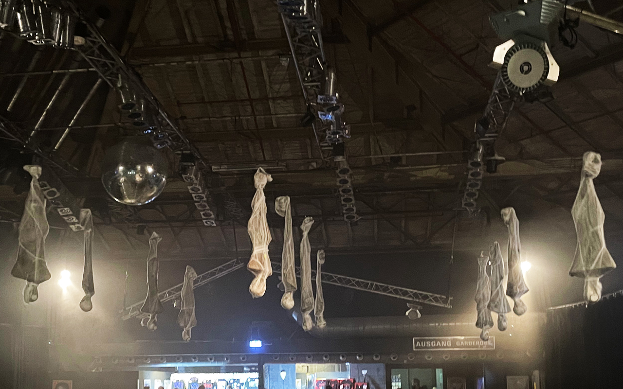 Was h&auml;ngt denn da von der Decke herab: Halloween-Deko in der Garage