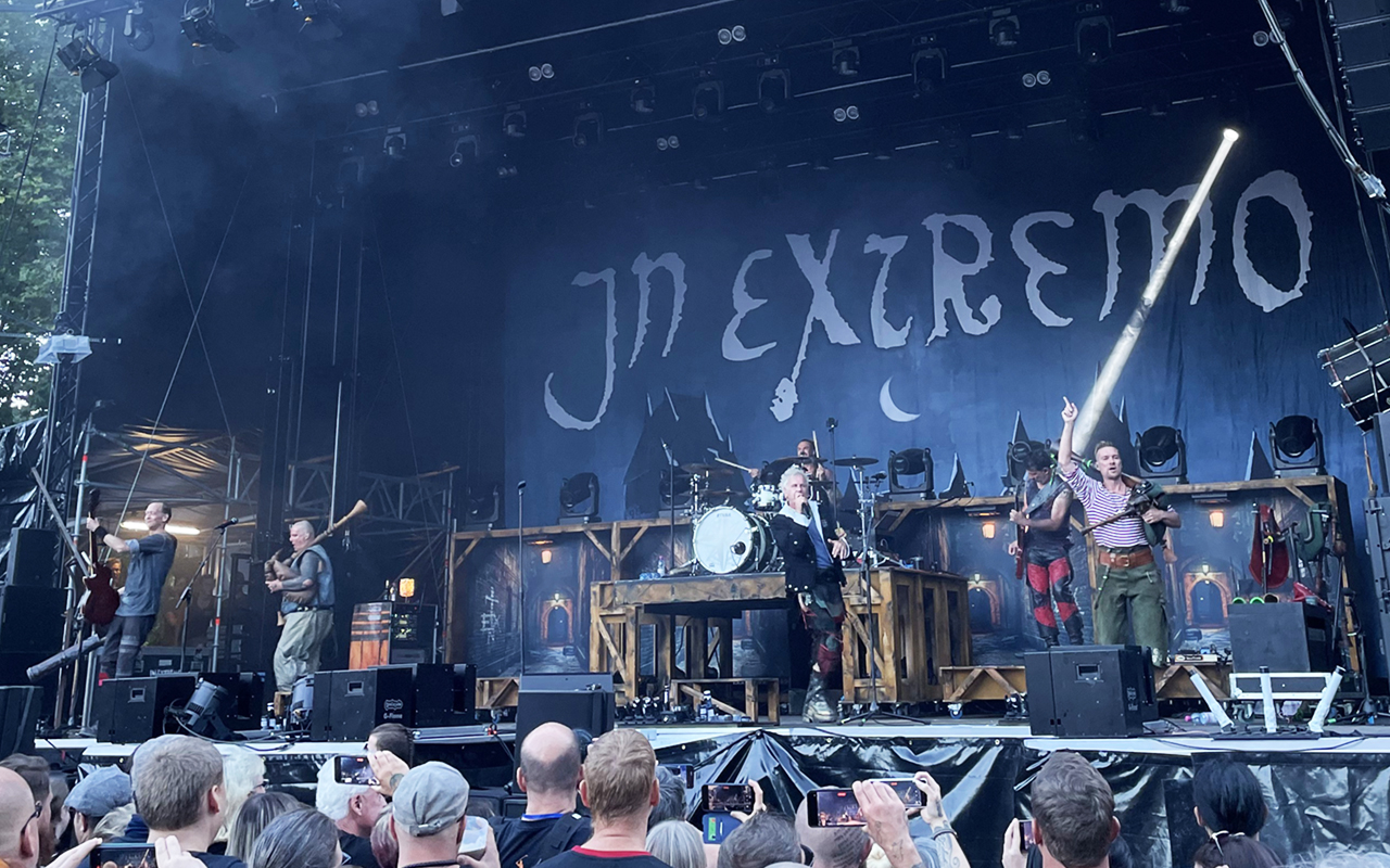 In Extremo auf der B&uuml;hne mit dem letzten Einhorn, Dr. Pyrmonte und Flex, dem Biegsamen