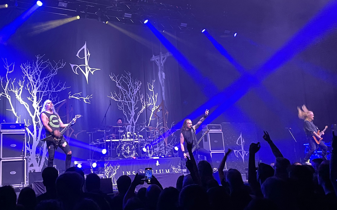 Insomniums Markus Vanhala ist links stehend der bestimmende Mann an der Gitarre