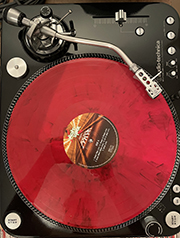 Die Platte Power to power von Night Laser kam auch auf rotem Vinyl raus