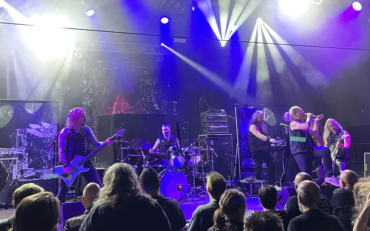 Omnium Gatherum avec son frontman d&eacute;vou&eacute; Jukka Pelkonen