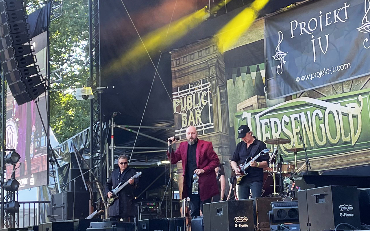 S&auml;nger Jens vom Projekt JU begr&uuml;&szlig;t die Besucher des Illinger Burgfestes