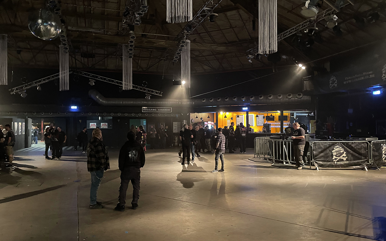 Der r&uuml;ckw&auml;rtige Tresen war ge&ouml;ffnet - gute Idee