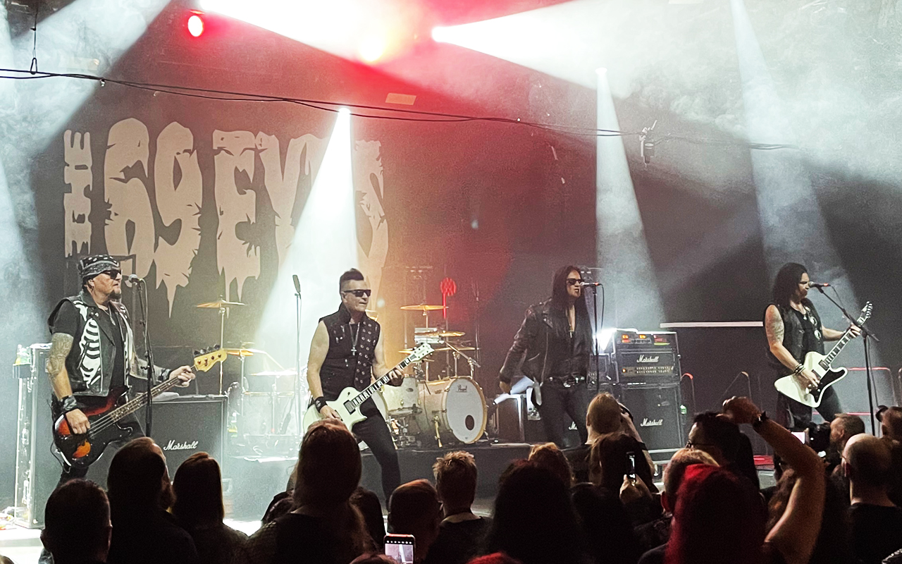 Archzie, Timo-Timo, Jyrki 69, Bazie und Jussi 69 am Schlagzeug