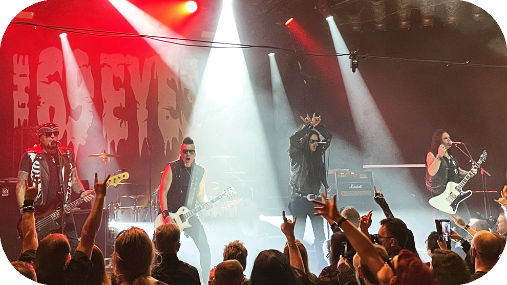 Jyrki 69 mit typischer Geste der 69 Eyes