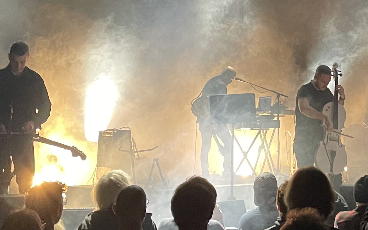 Anspruch steigt mit EF und ihrem Streicher am Violoncello.