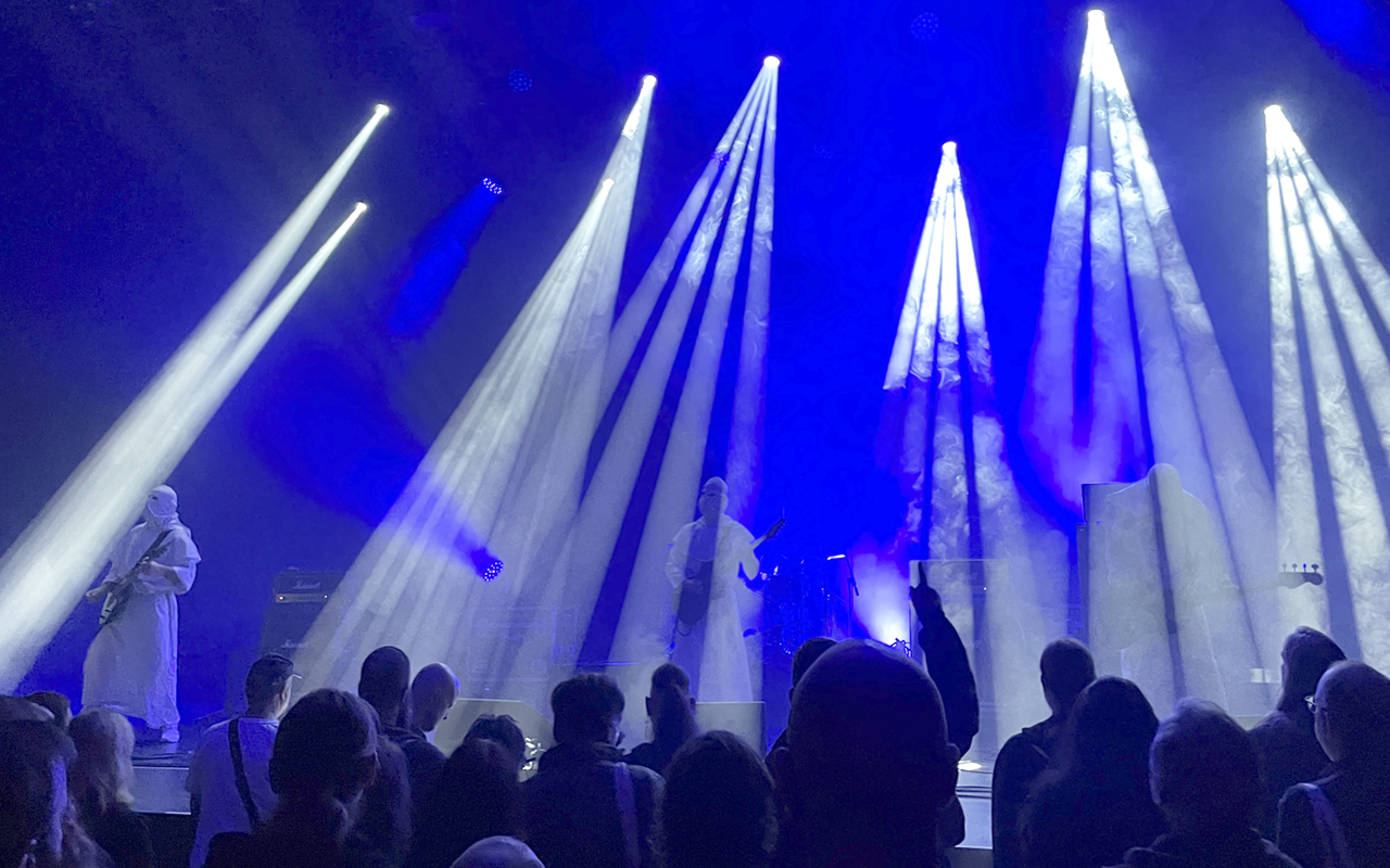 Die Mitglieder von Altar del Holocausto sind wei&szlig; gewandet