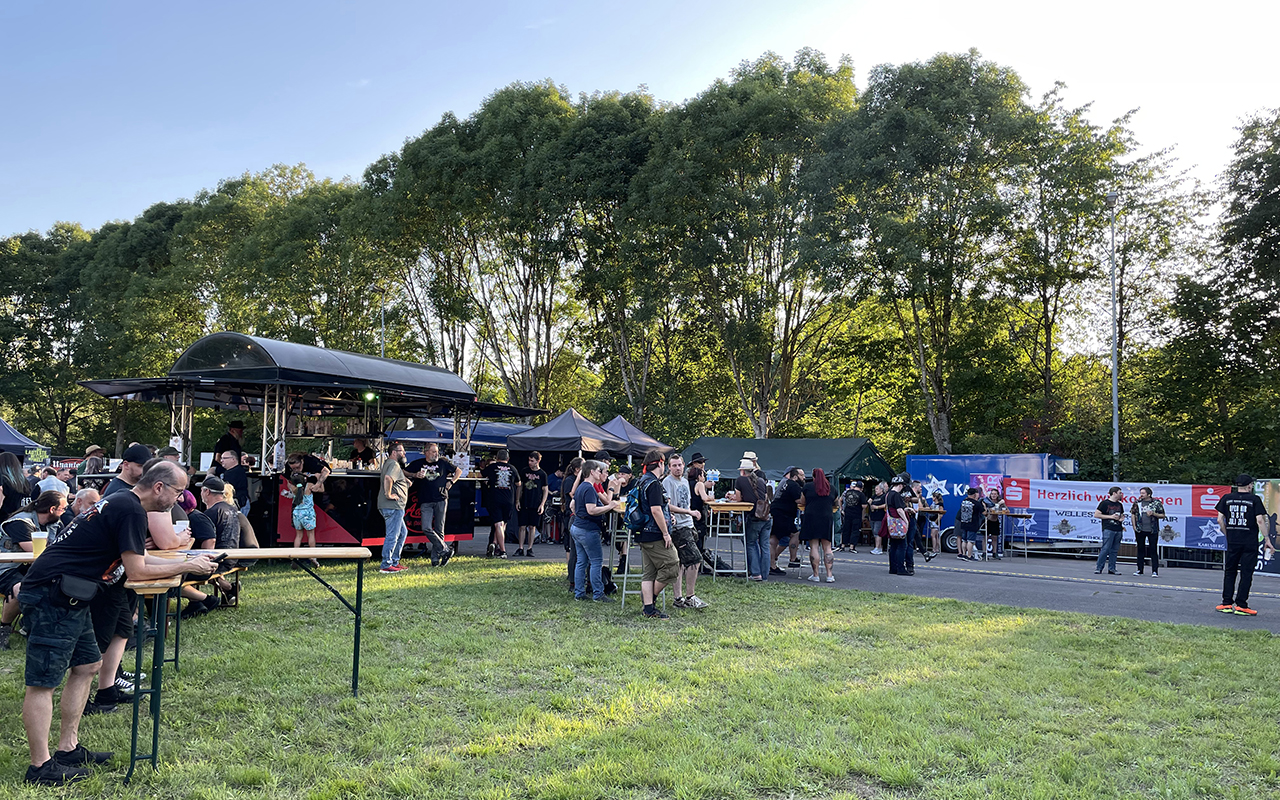 Gem&uuml;tliches Ambiente auf dem kleinen Konzertgel&auml;nde des Wellesweiler Open Air