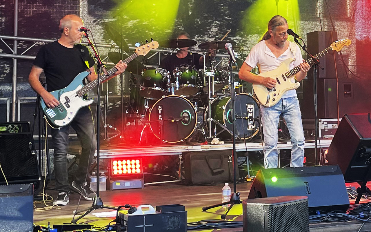 Bumfed geben alles, um die Zuschauer zum Moshen zu bringen